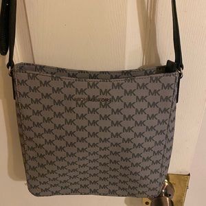 MICHAEL KORS CROSS BODY PURSE